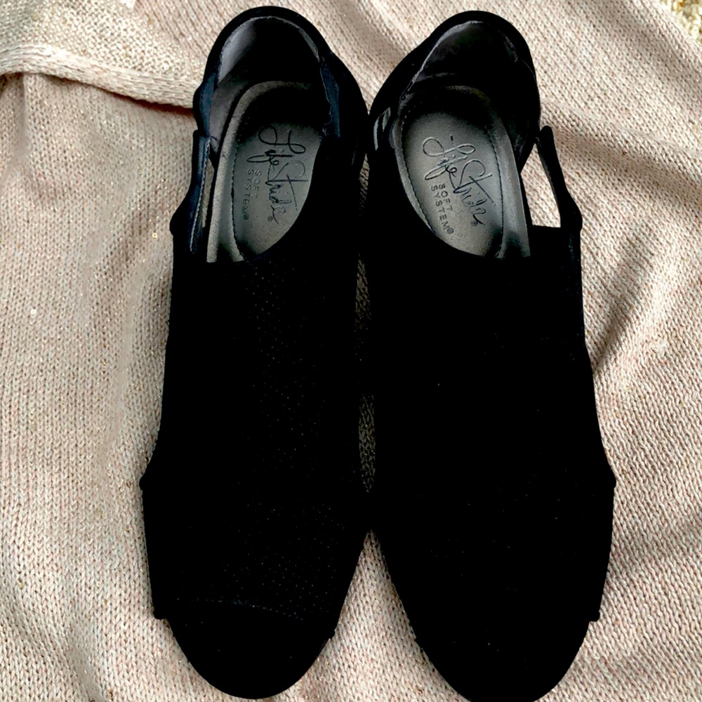 Life Stride Black Suede Soft System shoes